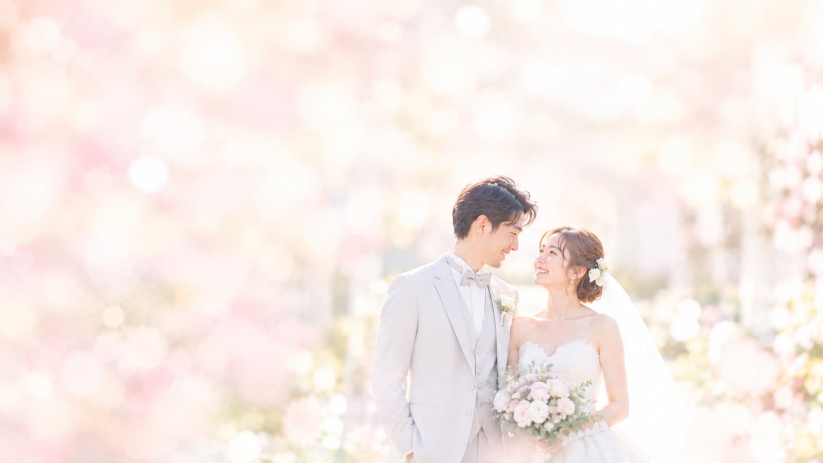 ウエディング姿で見つめ合う新郎新婦