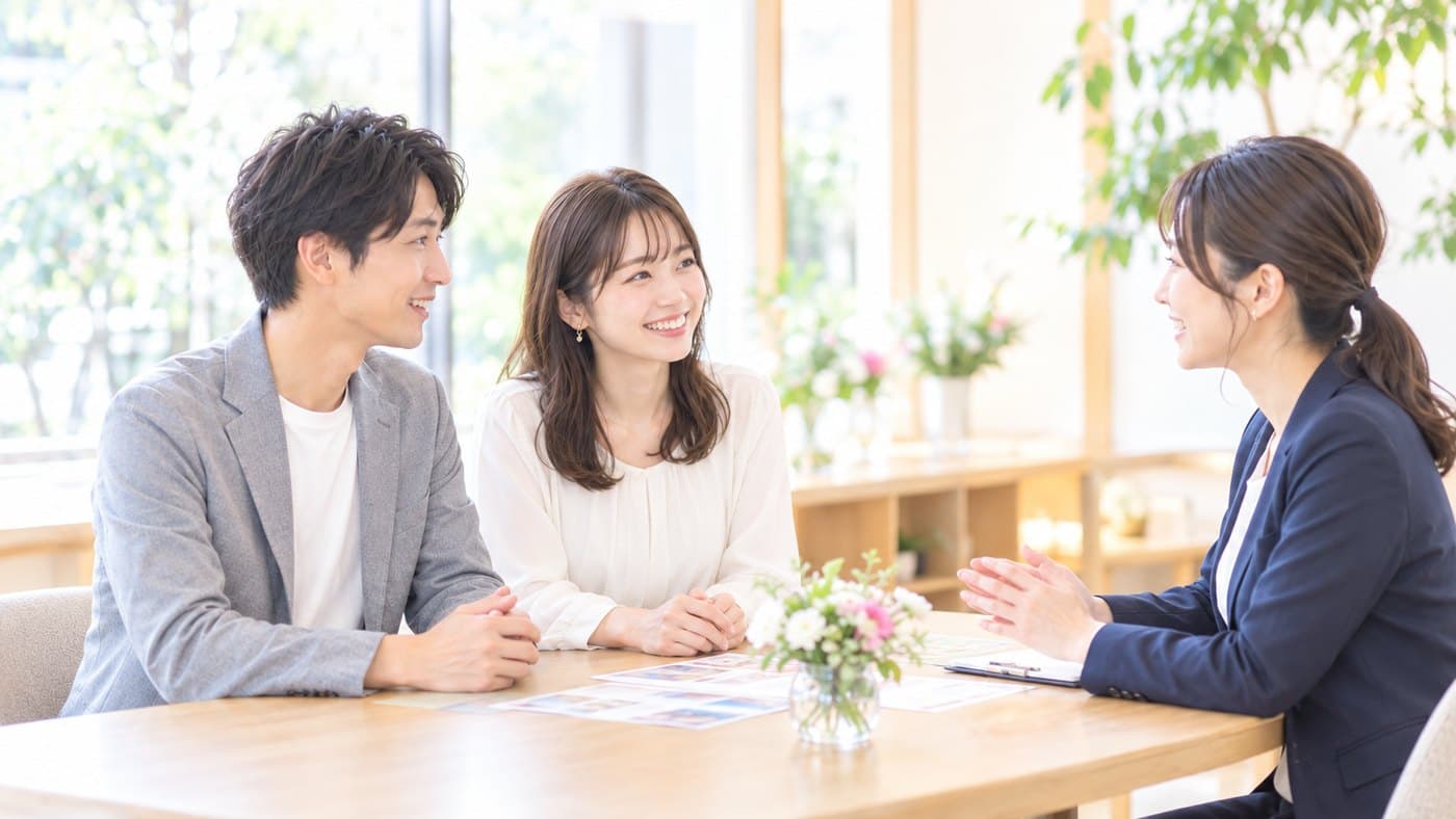 サロンでコーディネーターと成婚面談をするカップル
